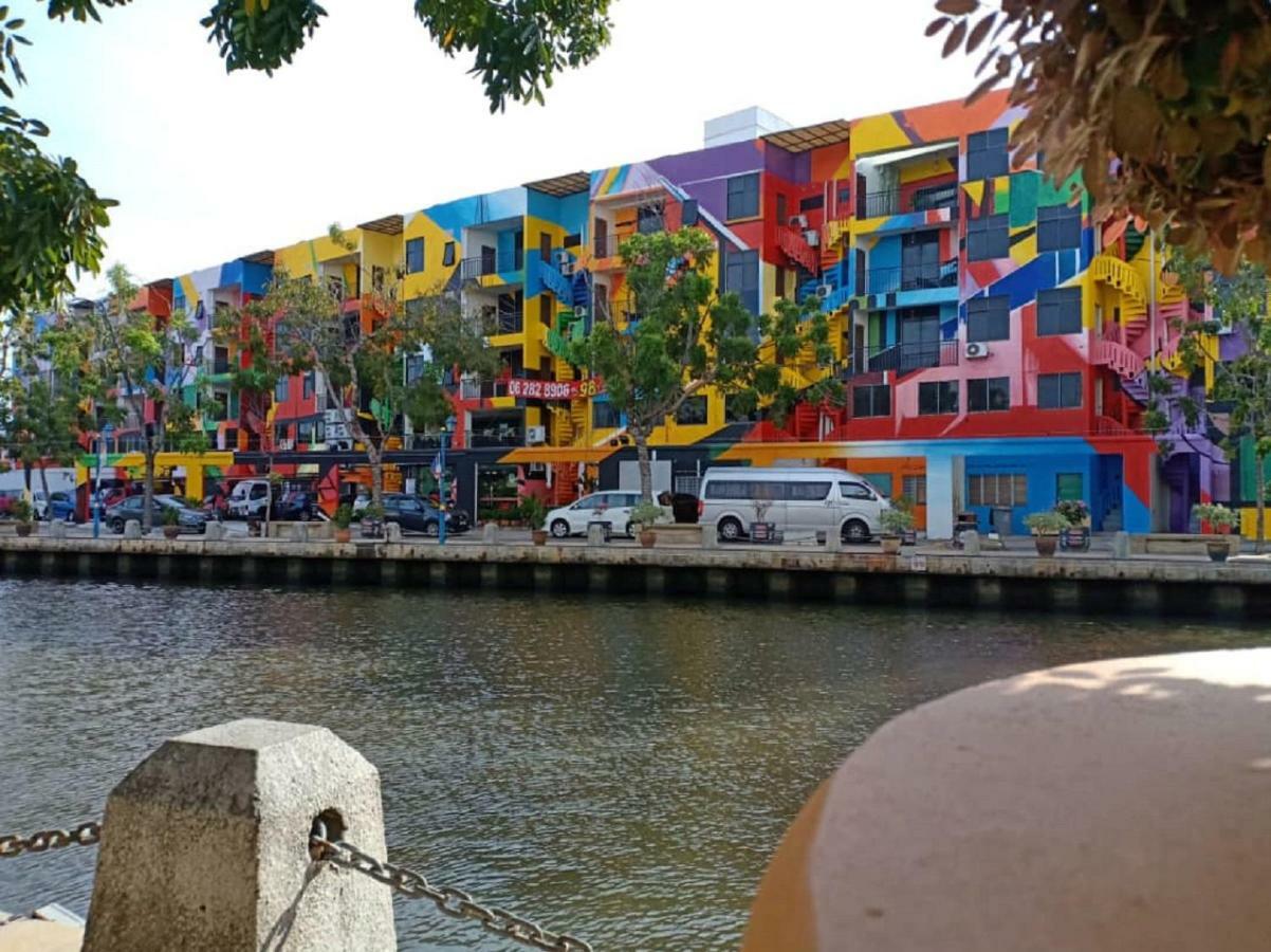 906 Riverside 3*