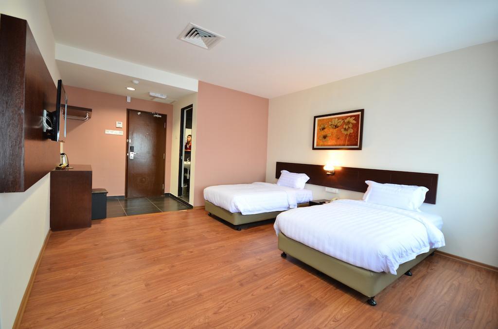 906 Riverside 3*